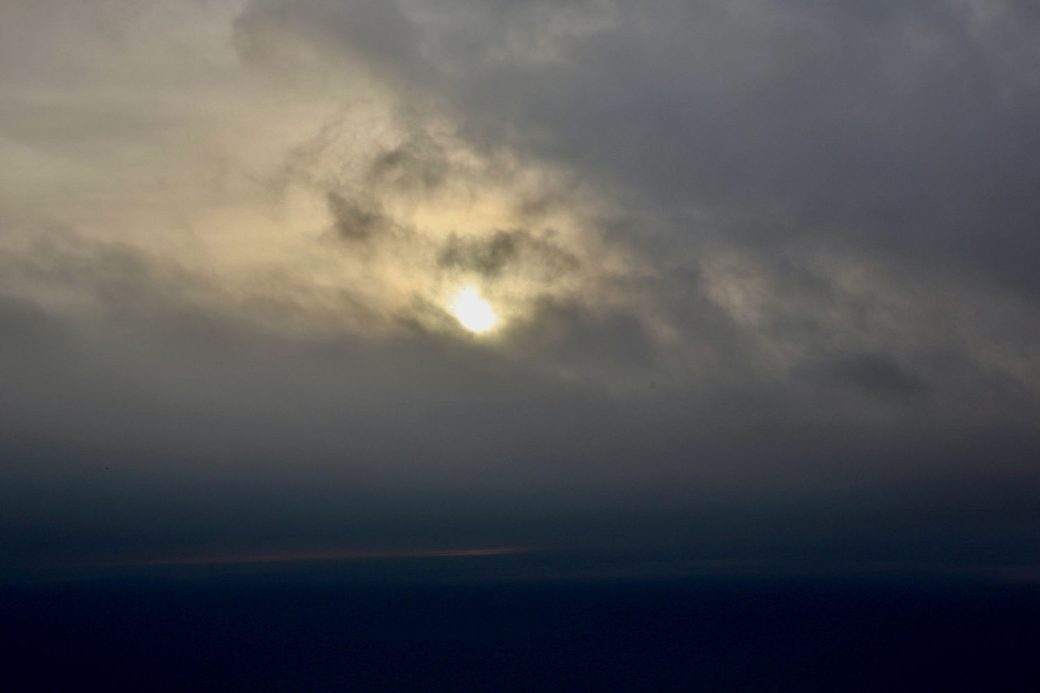 El sol tapado por las nubes visto desde el Far de Sant Sebastià.