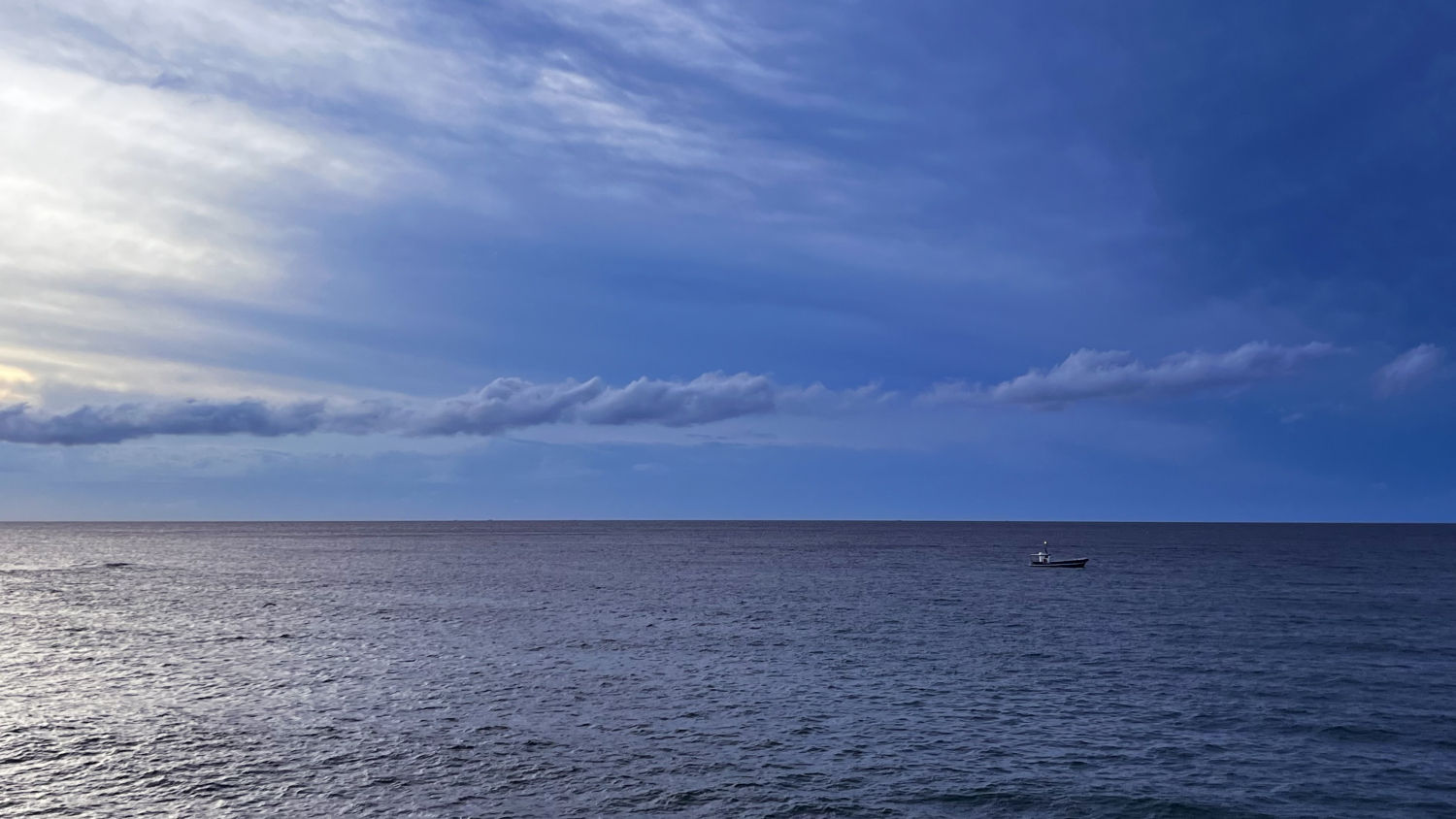 Cielo y mar de Calella de Palafrugell en otoño.