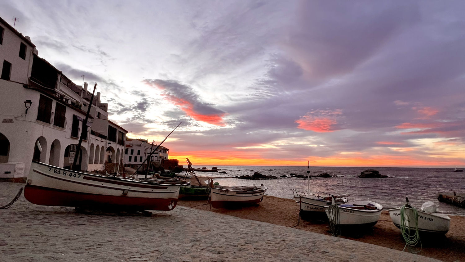 Amanecer de colores en Calella de Palafrugell.