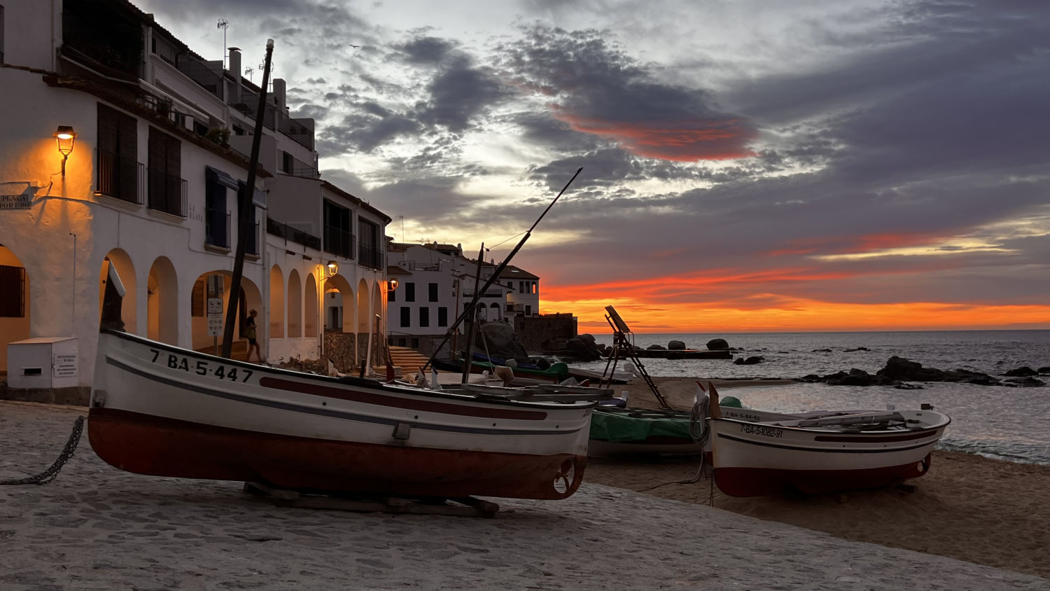 Amanecer de las barcas en Calella de Palafrugell.