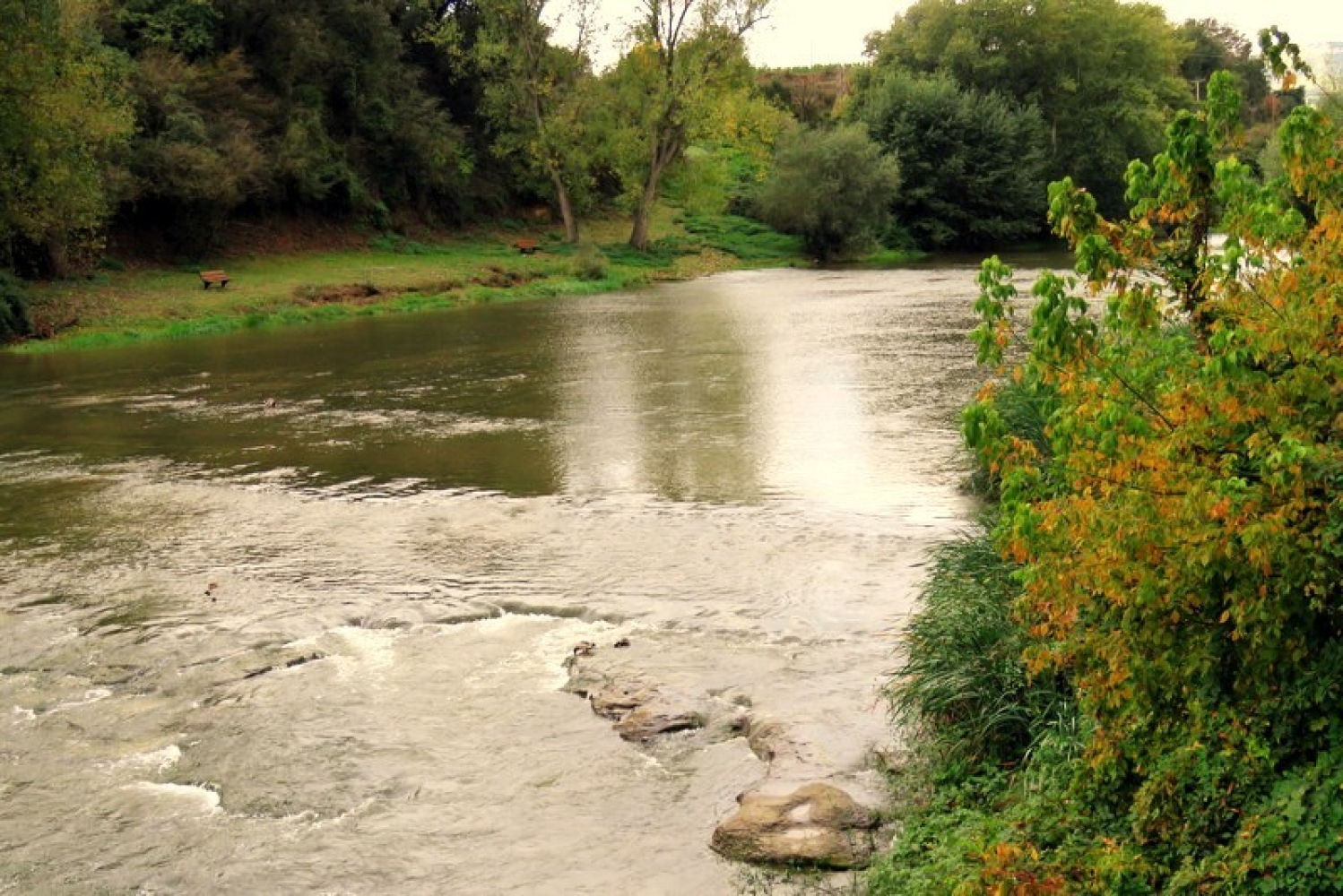 El río Ter sigue esperando las lluvias de otoño.