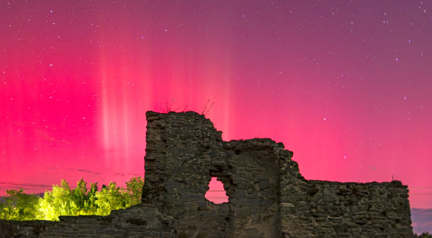 Cielo de auroras en la iglesia Vella de Sant Bartomeu del Grau.