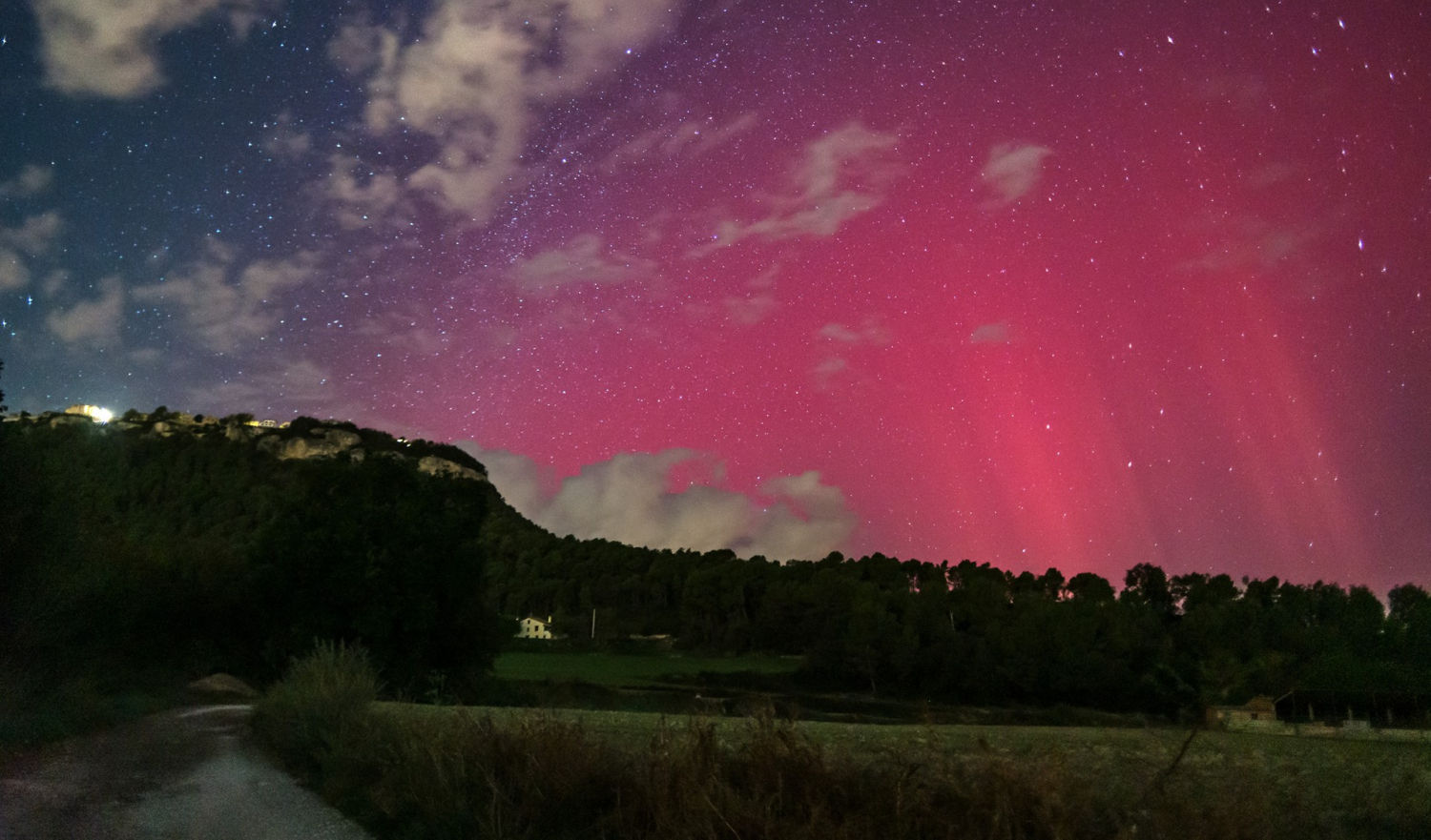 Paisaje nocturno de auroras en Sant Bartomeu del Grau.
