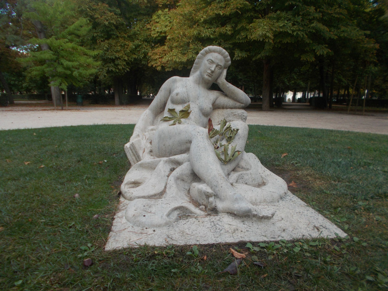 Escultura reposando en El Retiro.