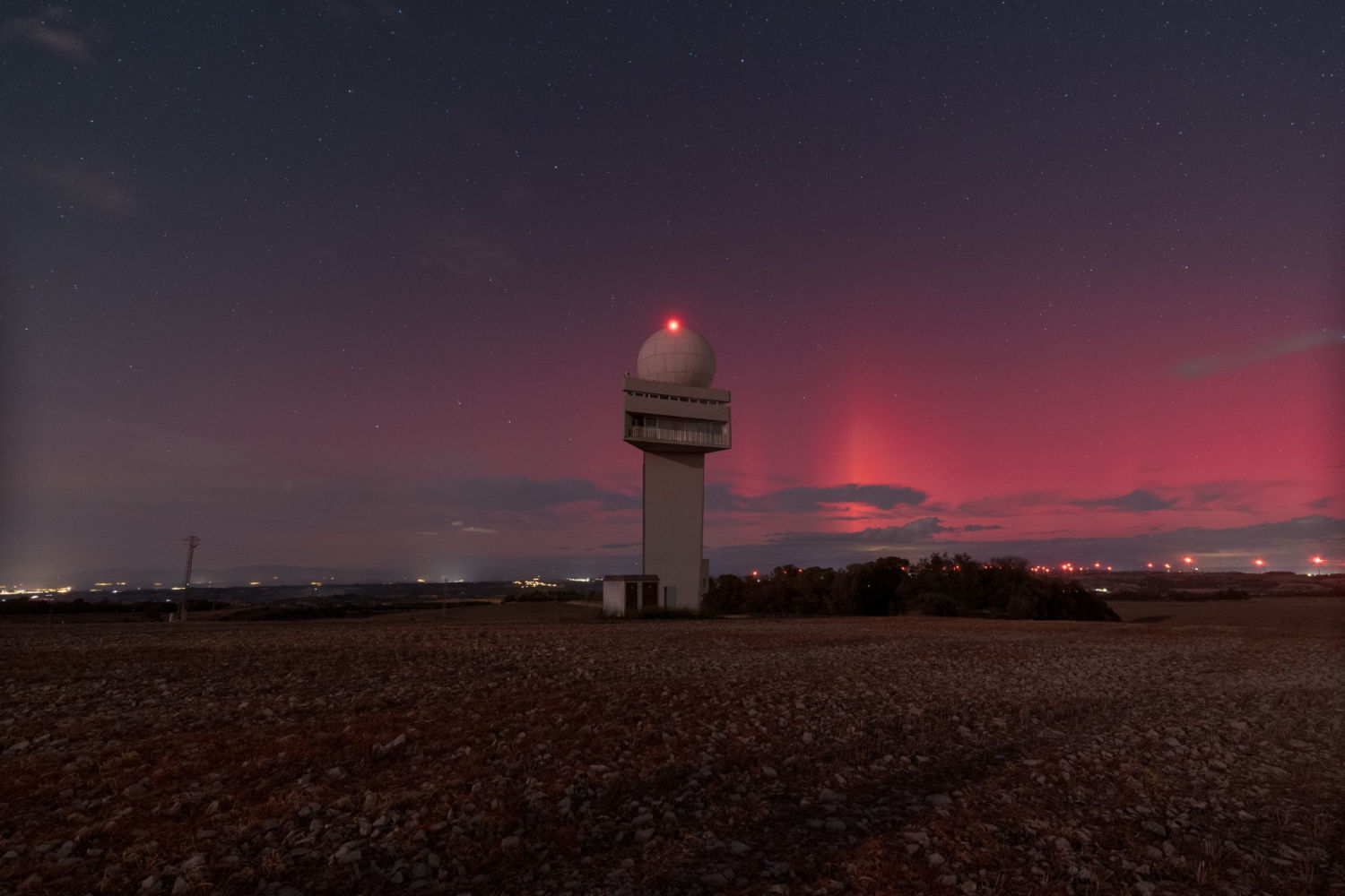 Aurora en el cielo del radar meteorológico de la Pandella.