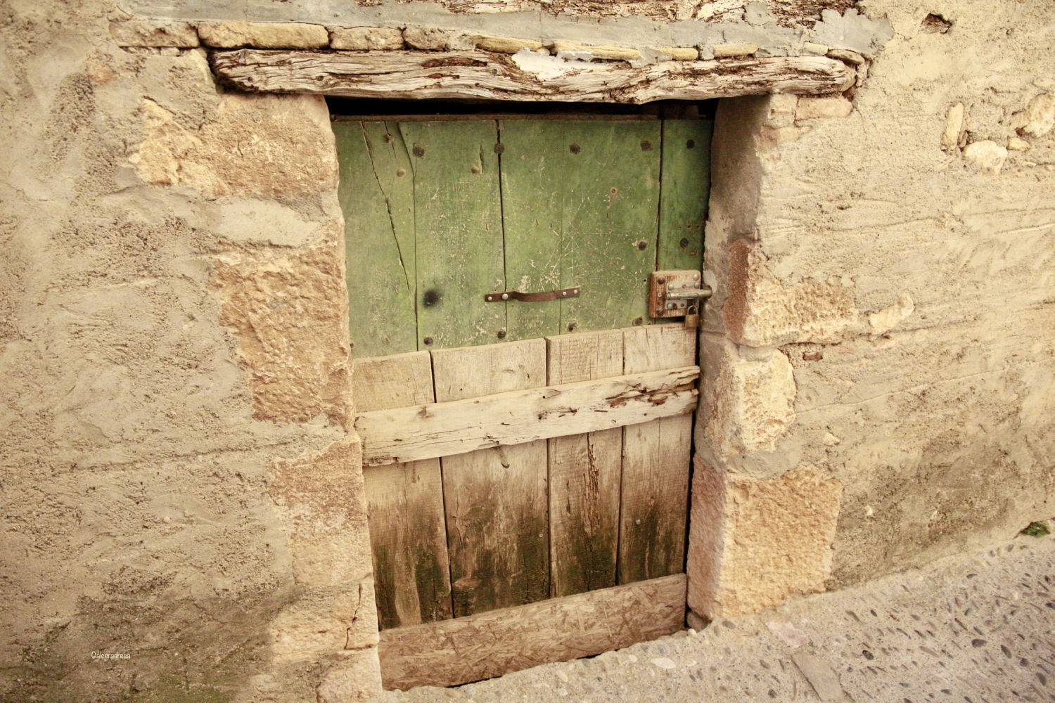 Detalle de una puerta de una de las tradicionales casas de Alquézar.