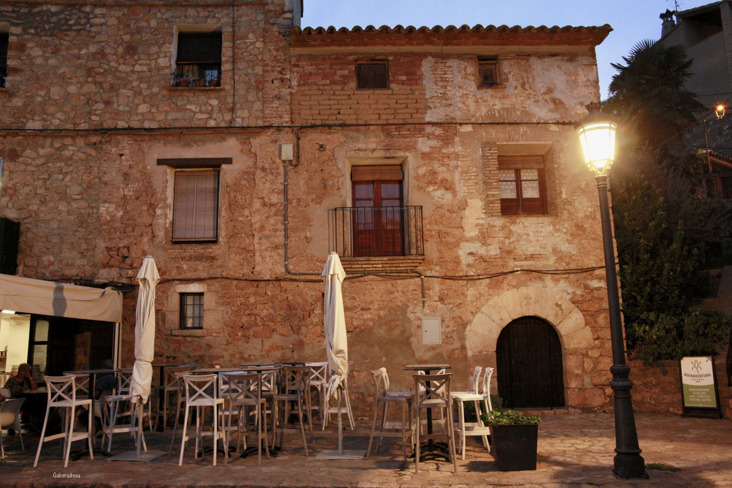 A la luz de la farola en Alquézar.
