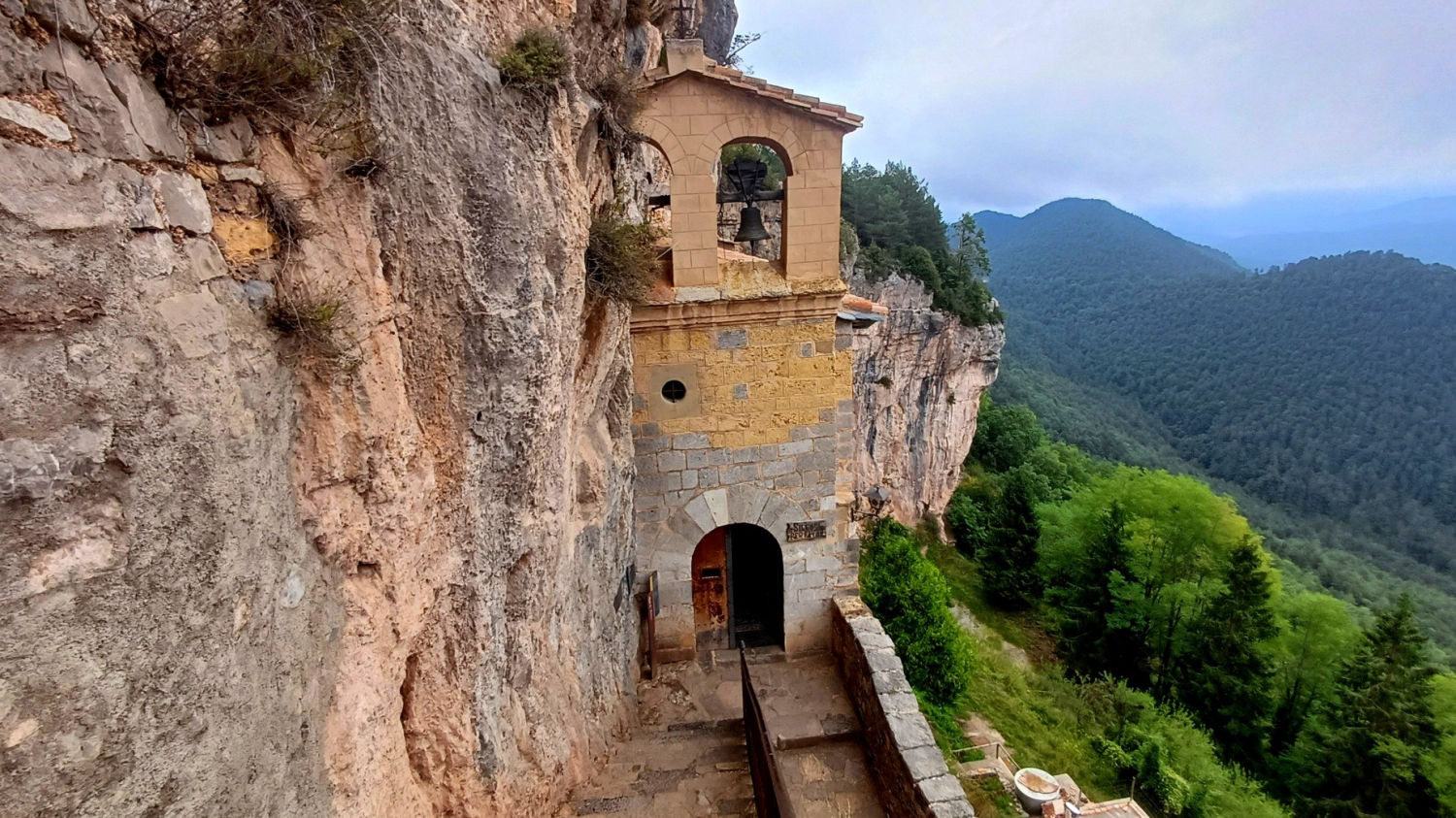 La iglesia de Sant Pere y las vistas del paisaje.