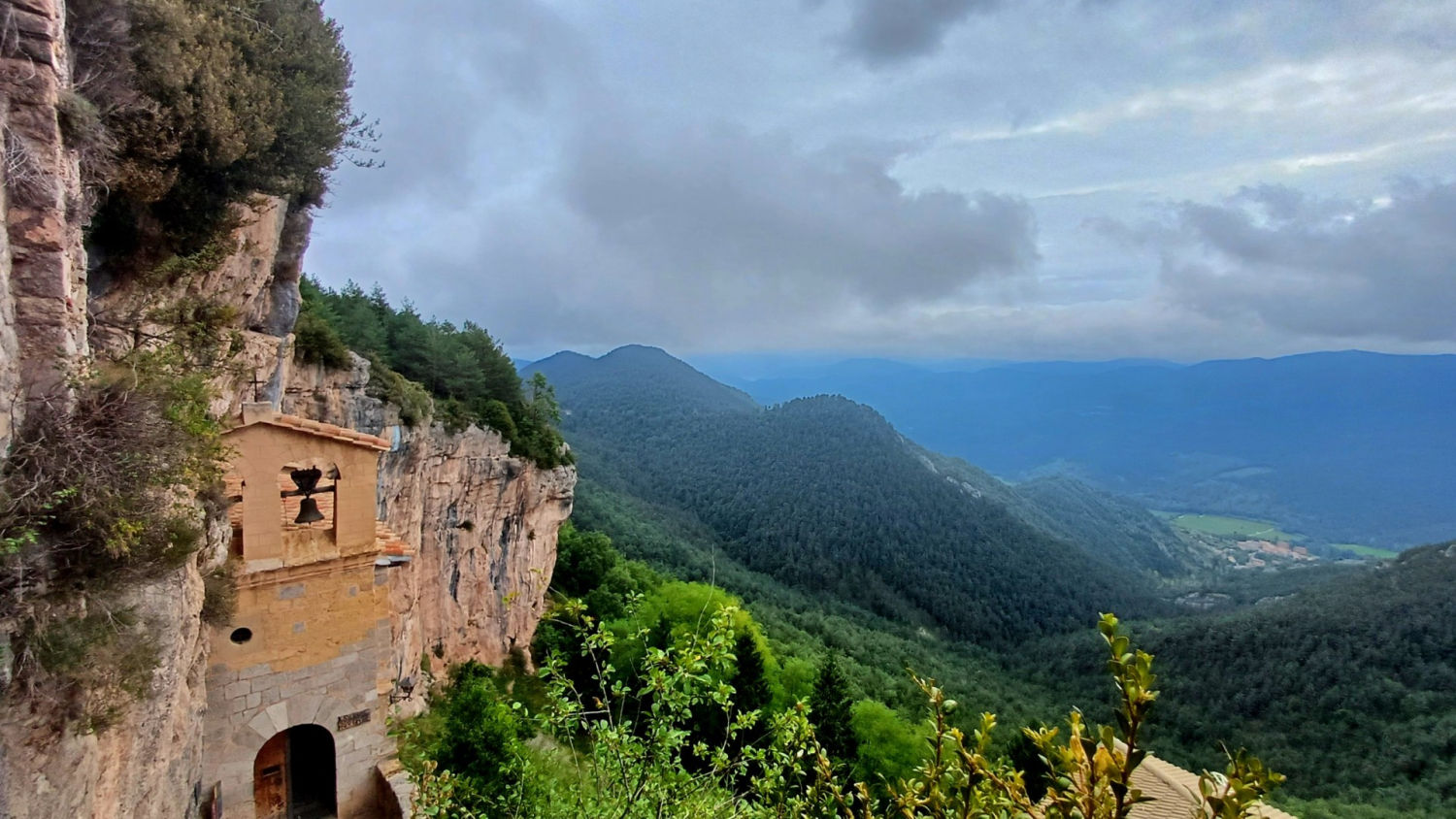 Vistas del paisaje desde el mirador del santuario de la Mare de Déu de Montgrony.