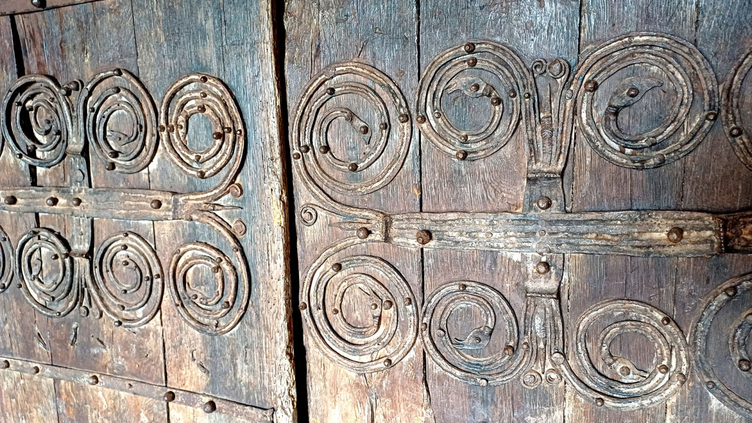 Detalle de la puerta de la iglesia.