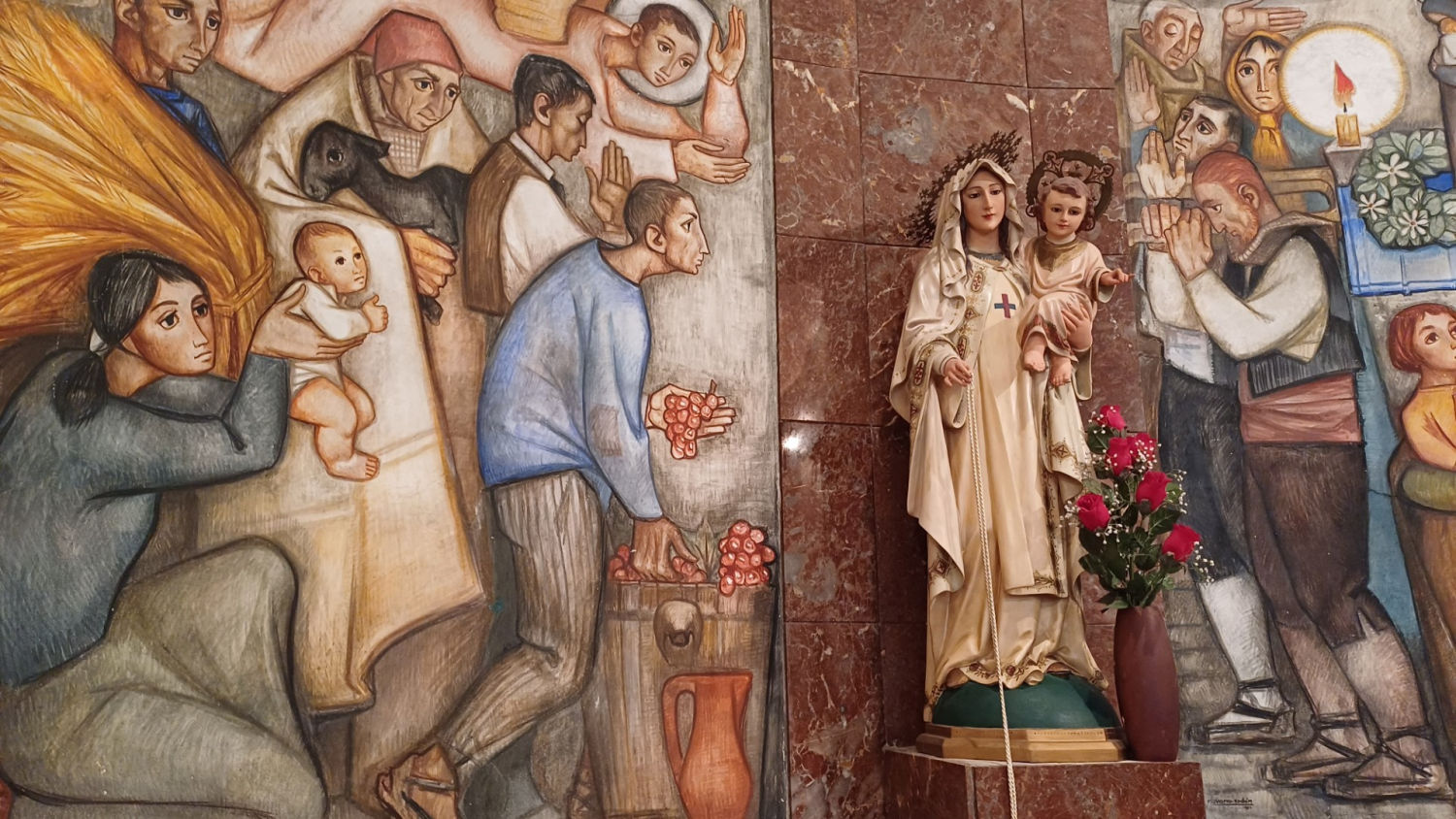 Mural de Navarro Rodón dividido en dos partes y separado por la imagen de la Virgen.