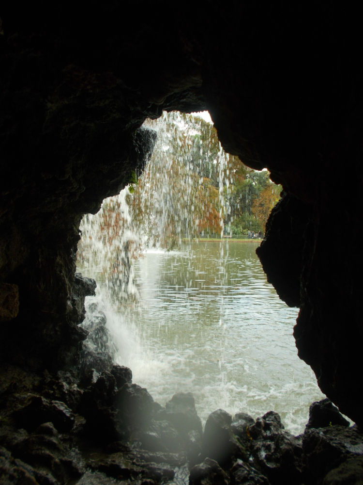 En el interior de la cascada del estanque del Palacio de Cristal.