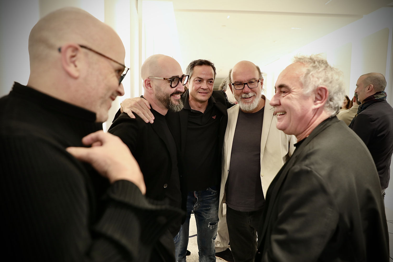 Jordi Vilà, Artur Martínez, Javier Torres, Toni Segarra y Ferran Adrià conversan minutos antes de que arranque la gala de los Premios Comer 2024