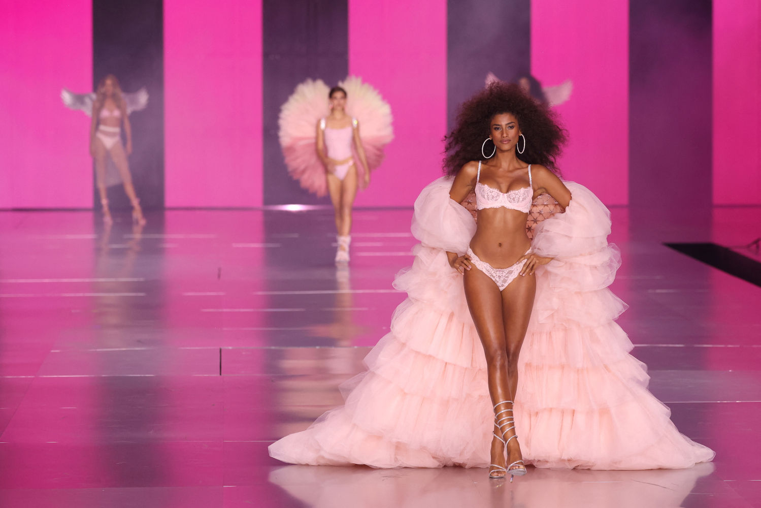 Imaan Hammam en el Victoria's Secret Fashion Show
