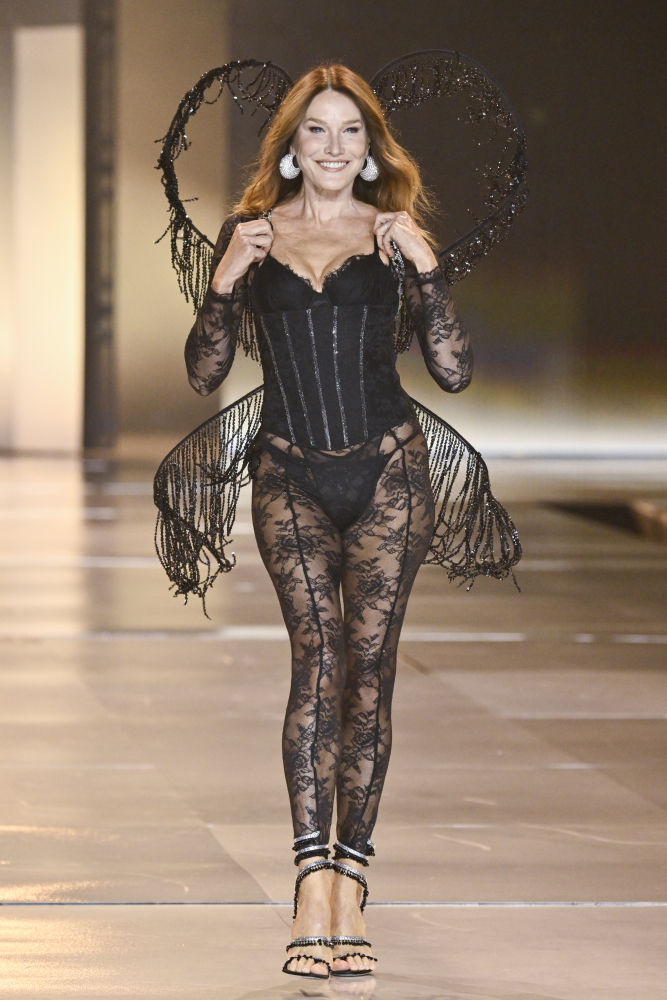 Carla Bruni en el Victoria's Secret Fashion Show