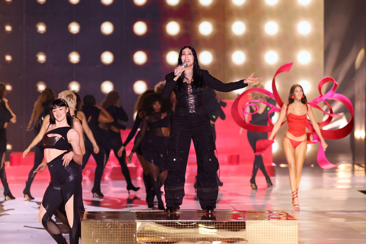 Cher en el Victoria's Secret Fashion Show