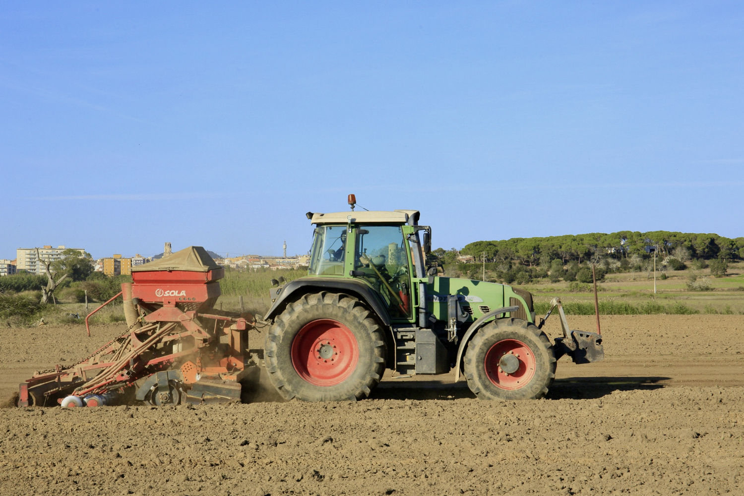 Siembra de la colza en los campos de Palafrugell.