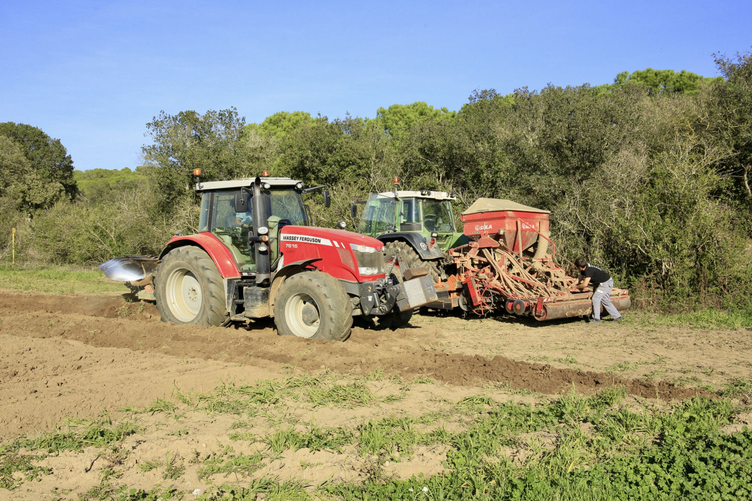 Maquinaria para la siembra otoñal de la colza en Palafrugell.