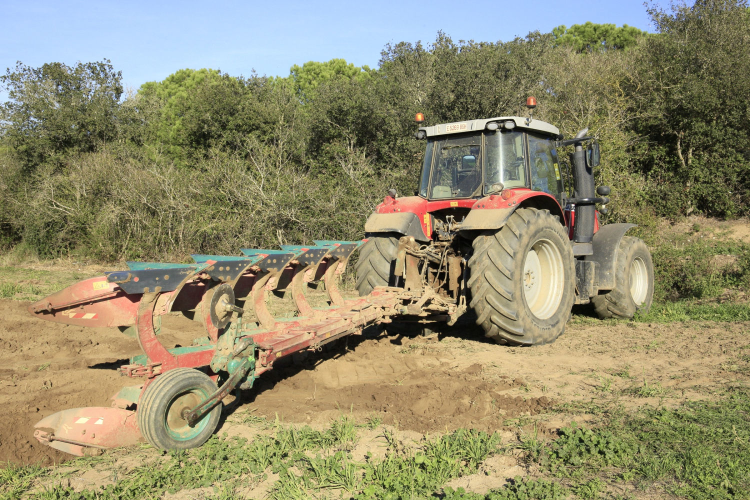 Maquinaria para la siembra, en un campo de Palafrugell.