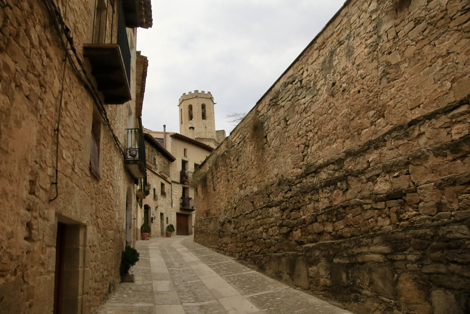 El campanario de la iglesia de Santa María la Mayor asoma al final del callejón.