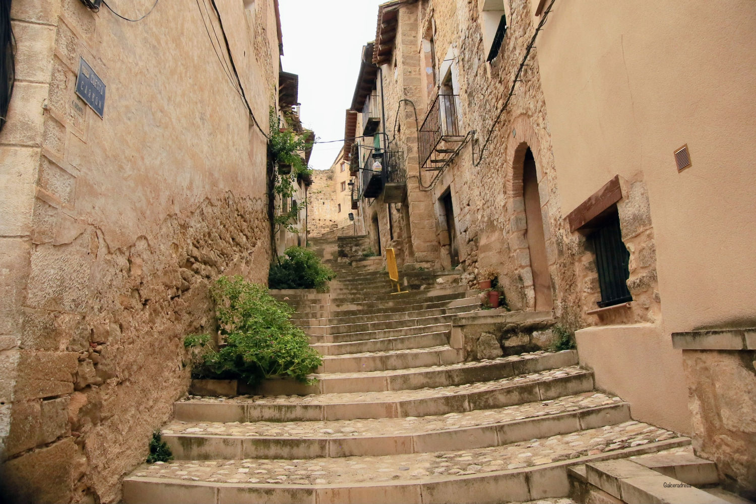 Perspectiva de una calle de Valderrobres.