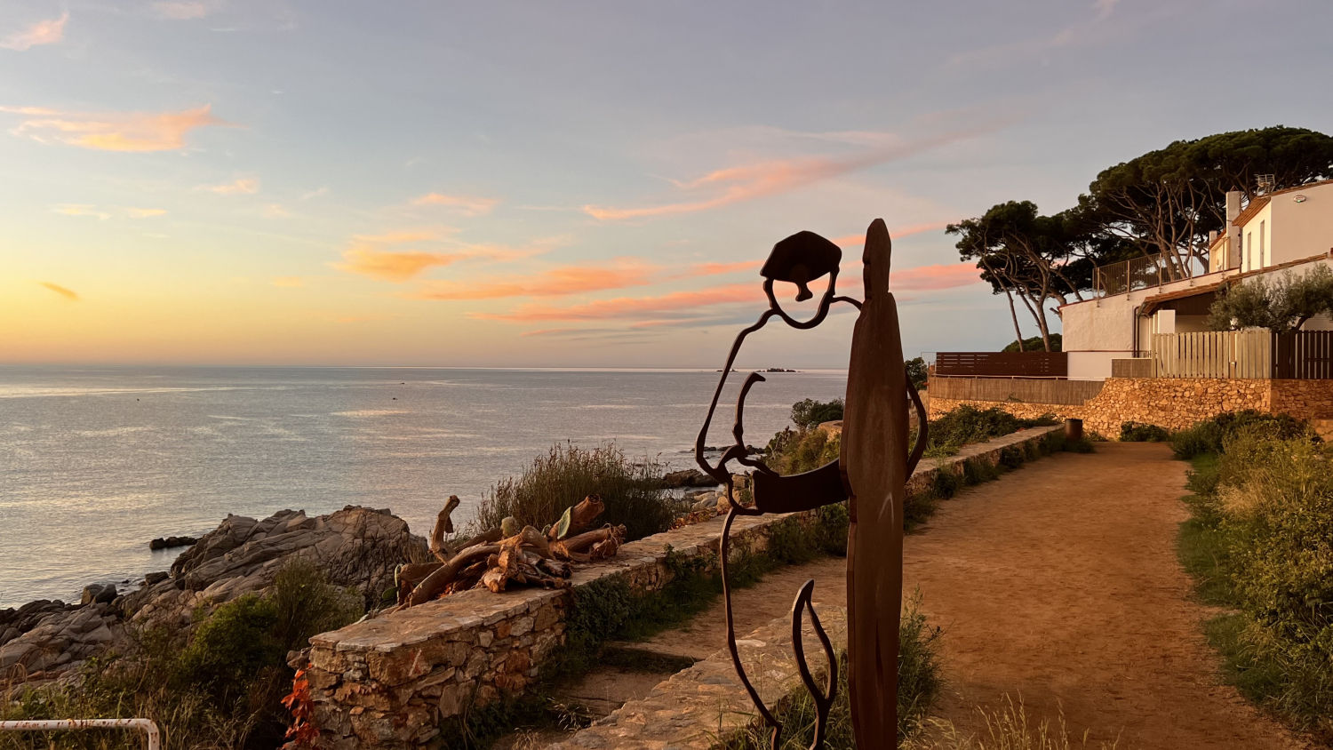 Escultura de homenaje a la gente mayor en el camino de ronda en Calella de Palafrugell.