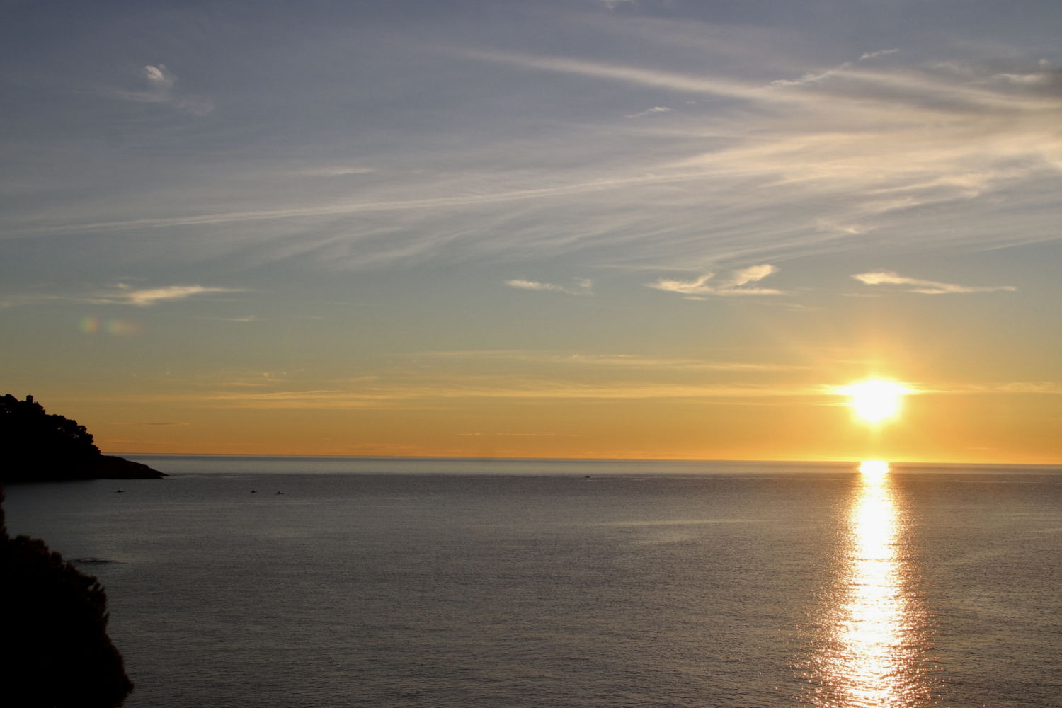 Pilar solar reflejado en el mar en el camino de ronda entre Calella de Palafrugell y Llafranc.