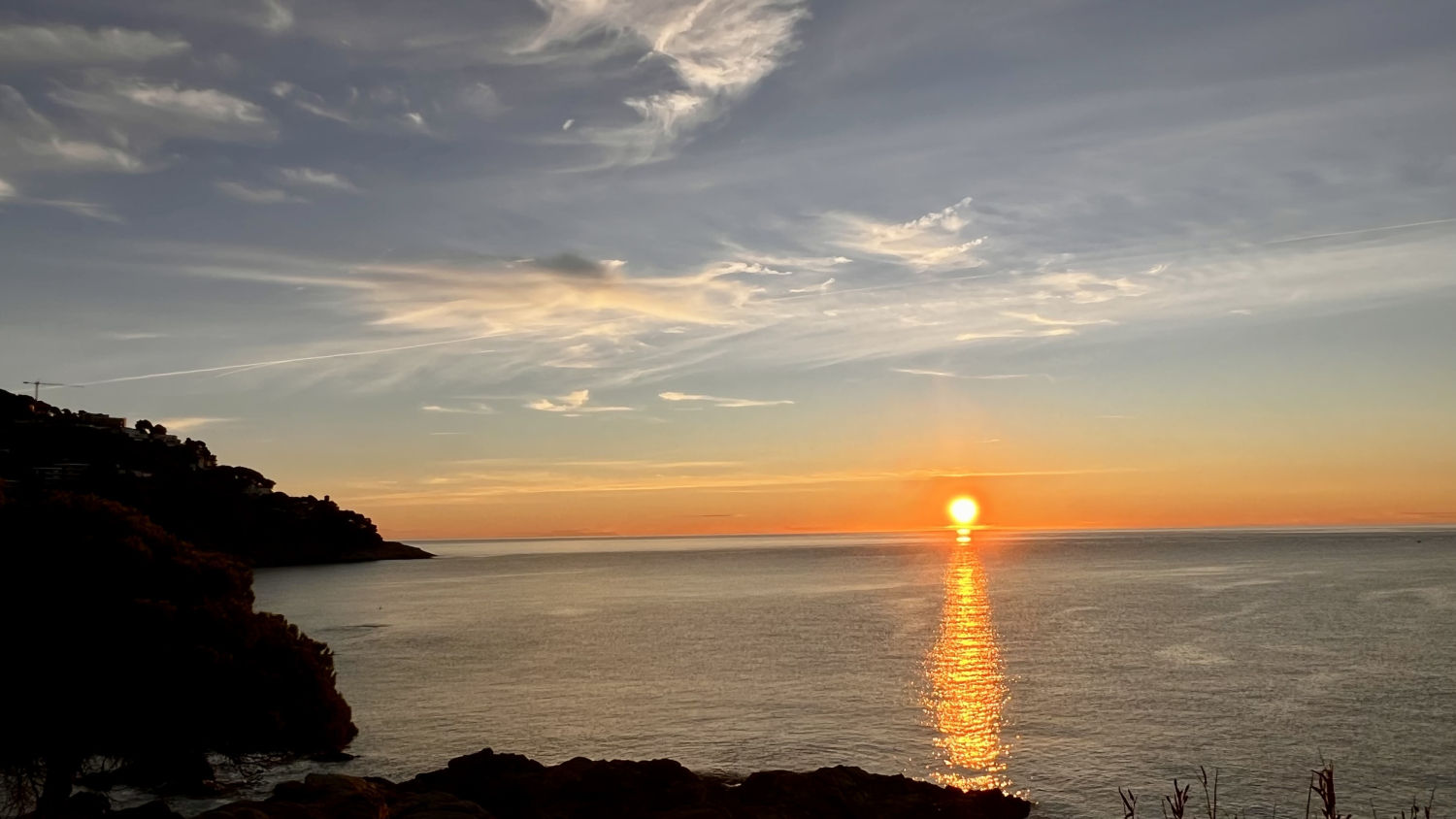 El sol naciente del camino de ronda entre Calella de Palafrugell y Llafranc.