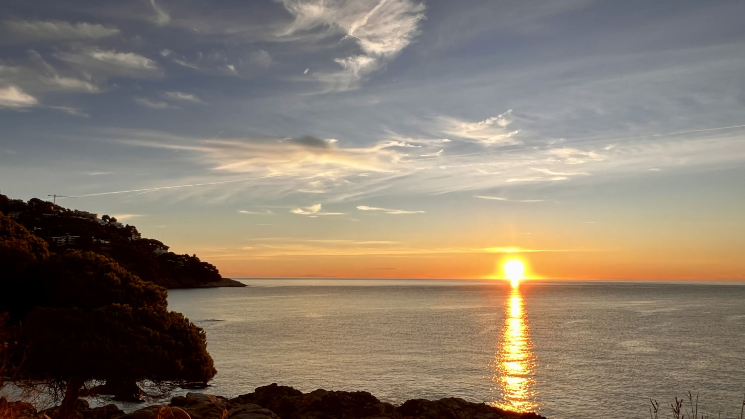 Amanecer en el camino de ronda.