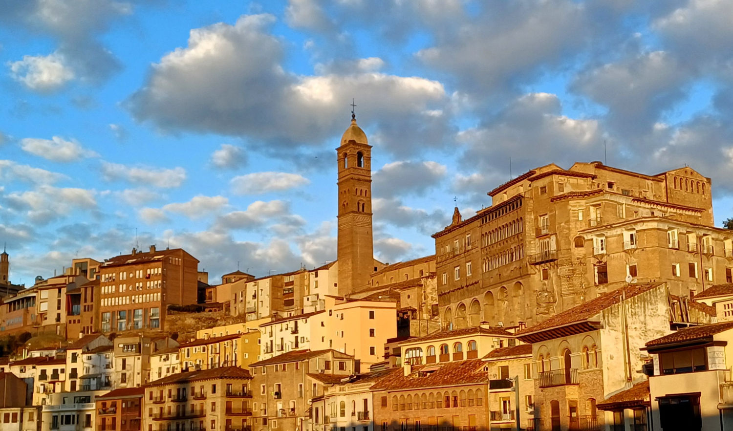 Vista de Tarazona con la torre mudéjar de la catedral.