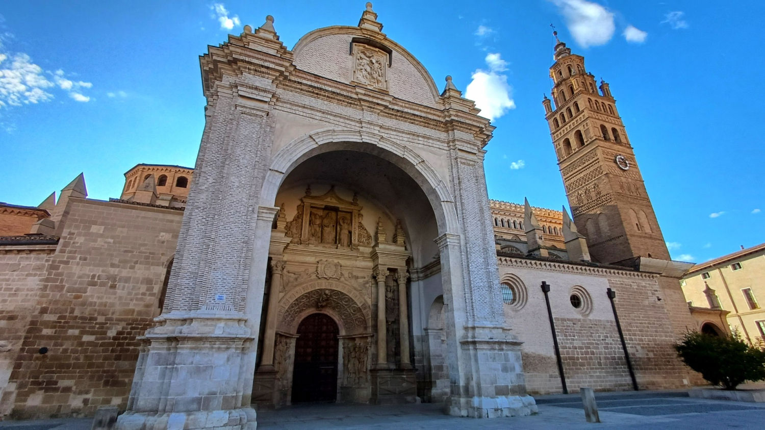 Acceso a la catedral de Santa María de la Huerta.