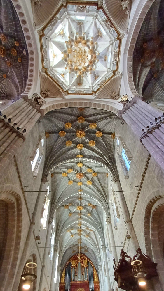Majestuoso interior de la catedral de Santa María de la Huerta.
