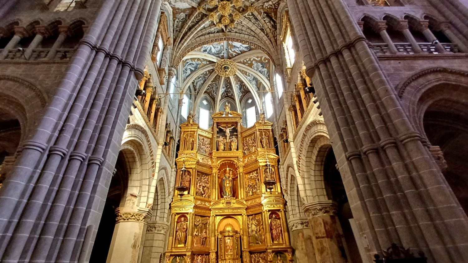 Tesoros interiores de la catedral de Santa María de la Huerta.