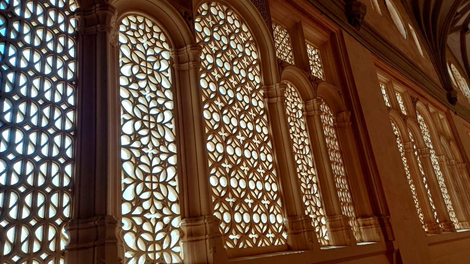 La luz penetrando en la catedral de Santa María de la Huerta.
