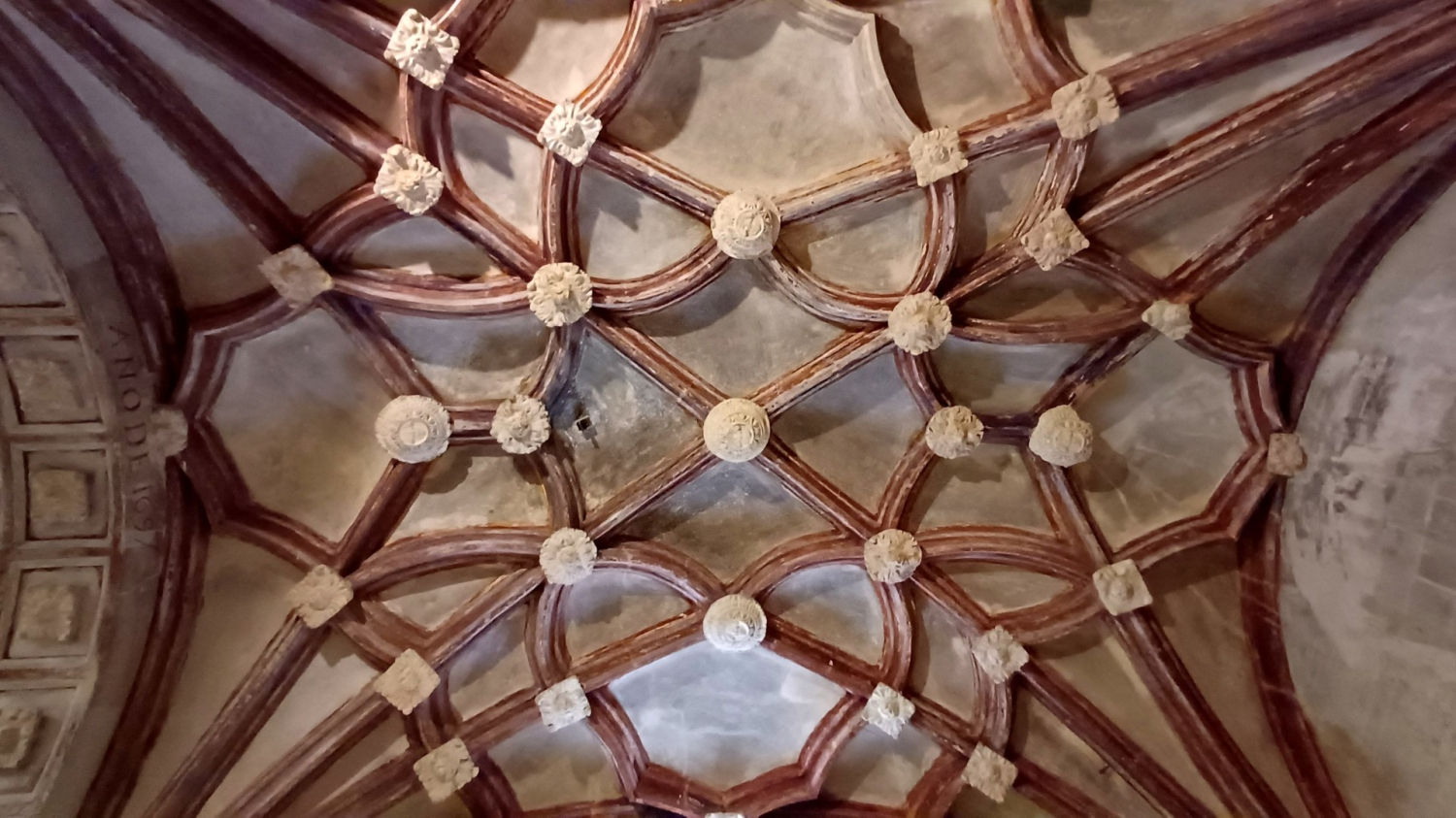 Rica ornamentación en el interior de la catedral de Santa María de la Huerta.