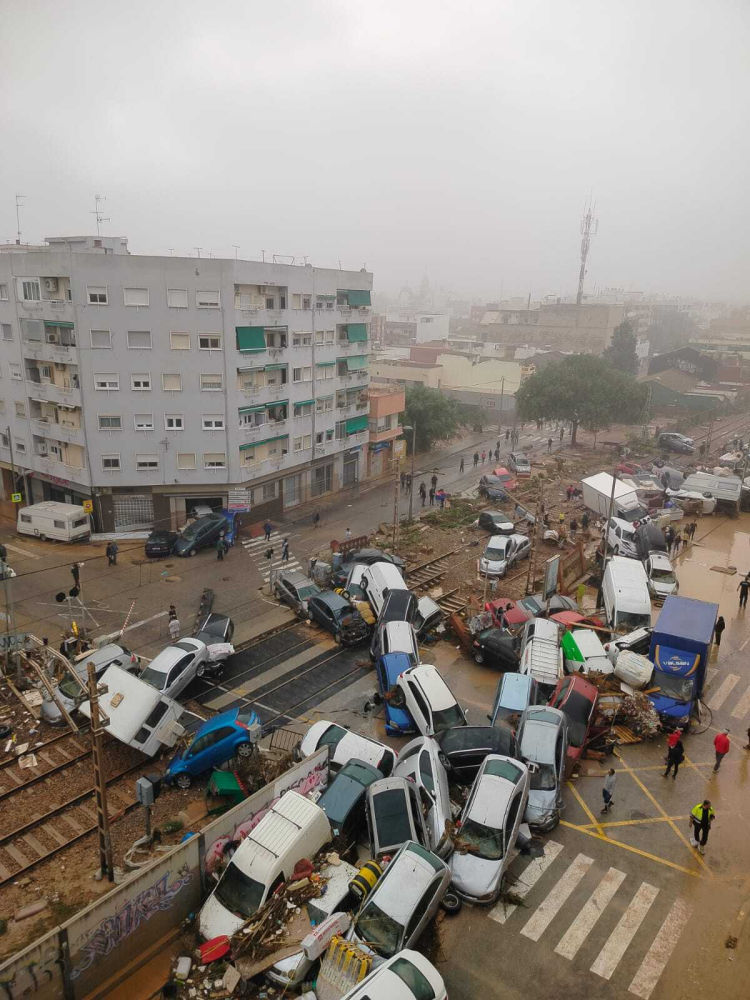 Coches amontonados después de las lluvias torrenciales en la Comunidad Valenciana