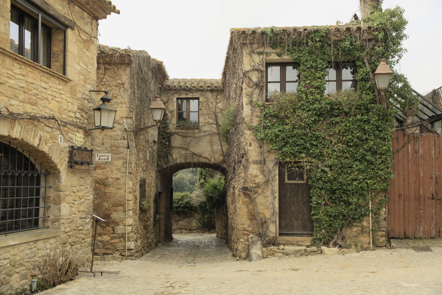 Una de las placetas de Peratallada.