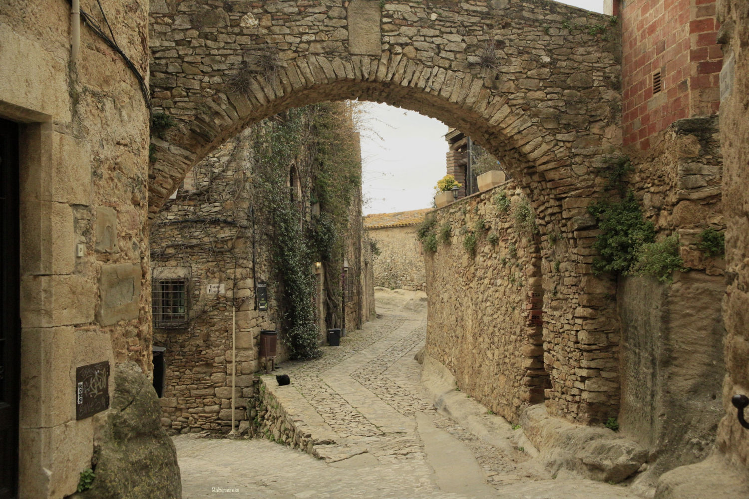 Detalle de un arco en Peratallada.