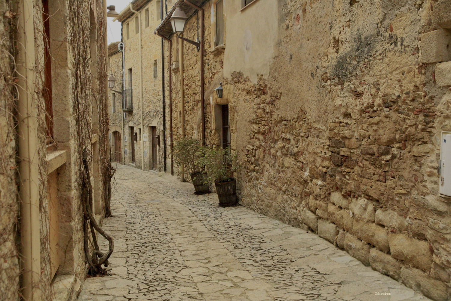 Calle empedrada de Peratallada.