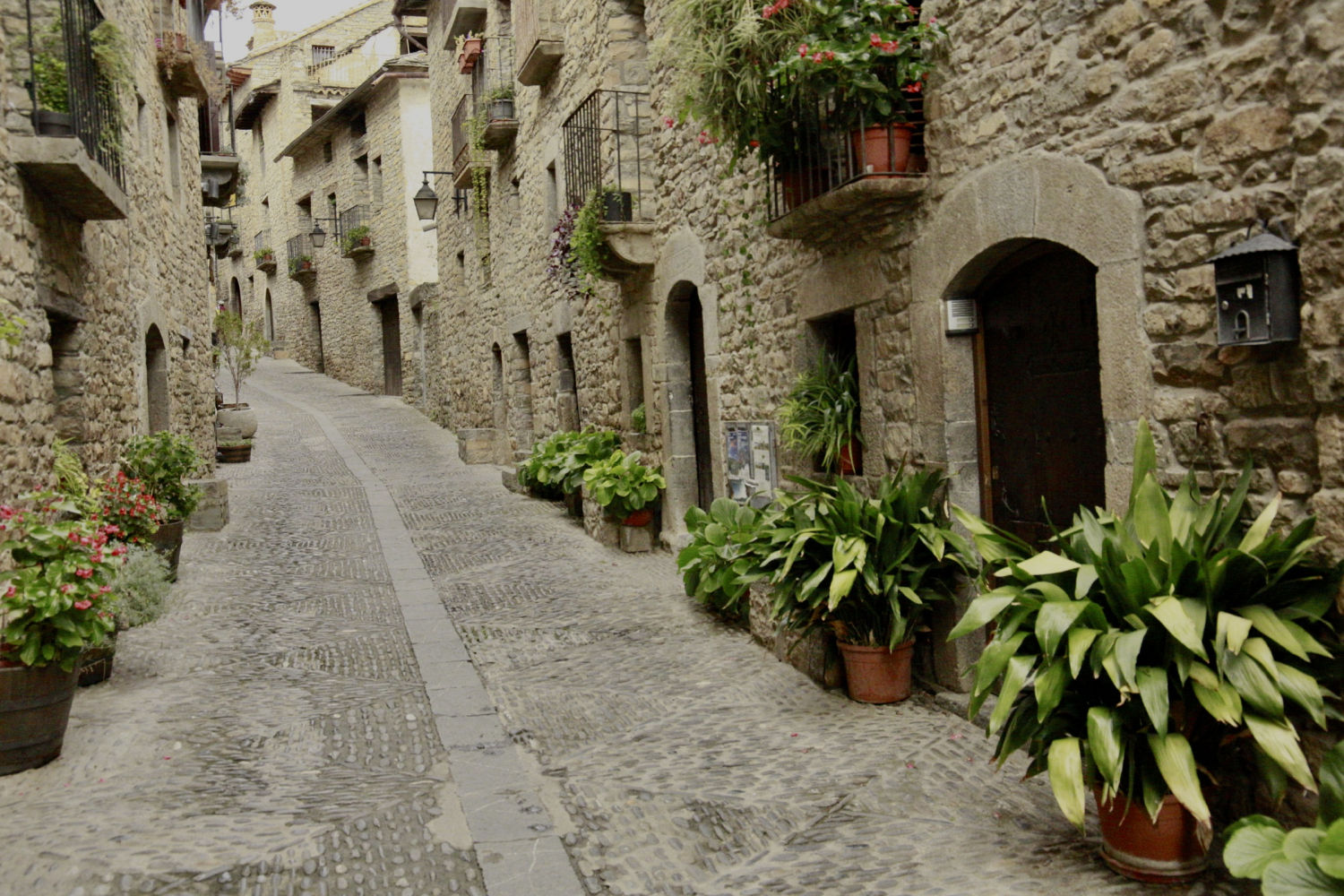 Calle del casco antiguo de Aínsa.