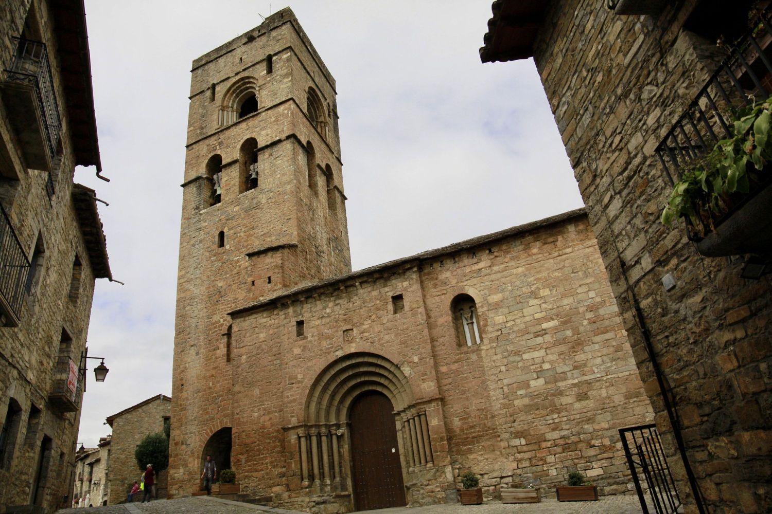 Torre de la iglesia románica de Santa María.