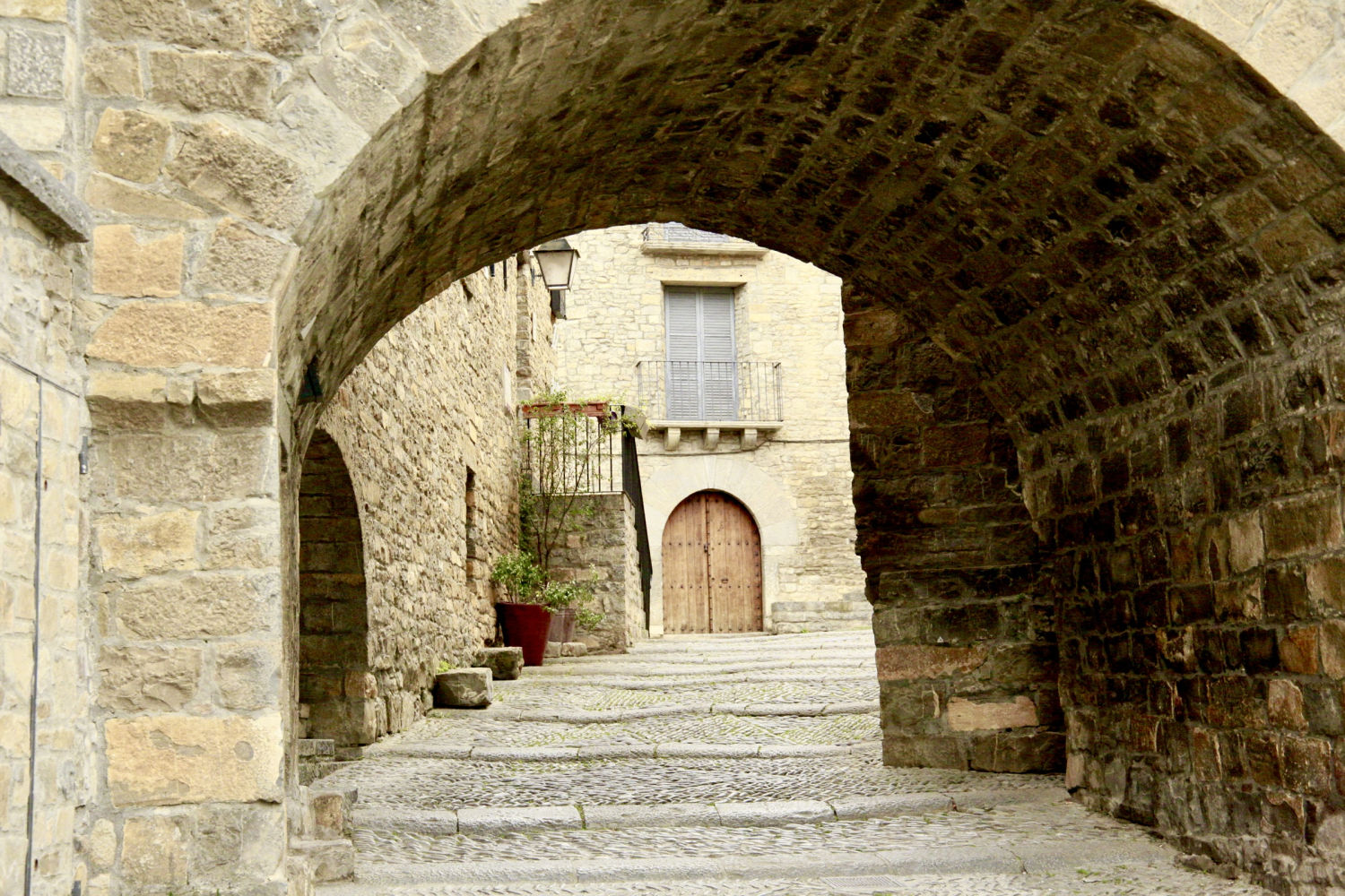 Pasaje con arco de Aínsa.