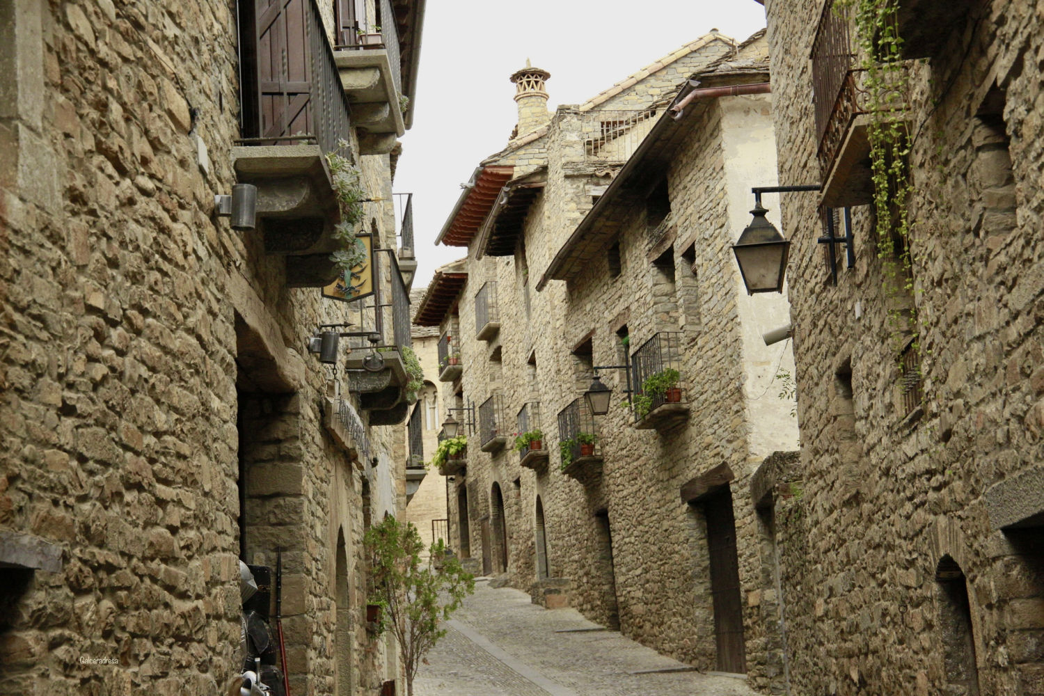 Explorando el casco antiguo de Aínsa.