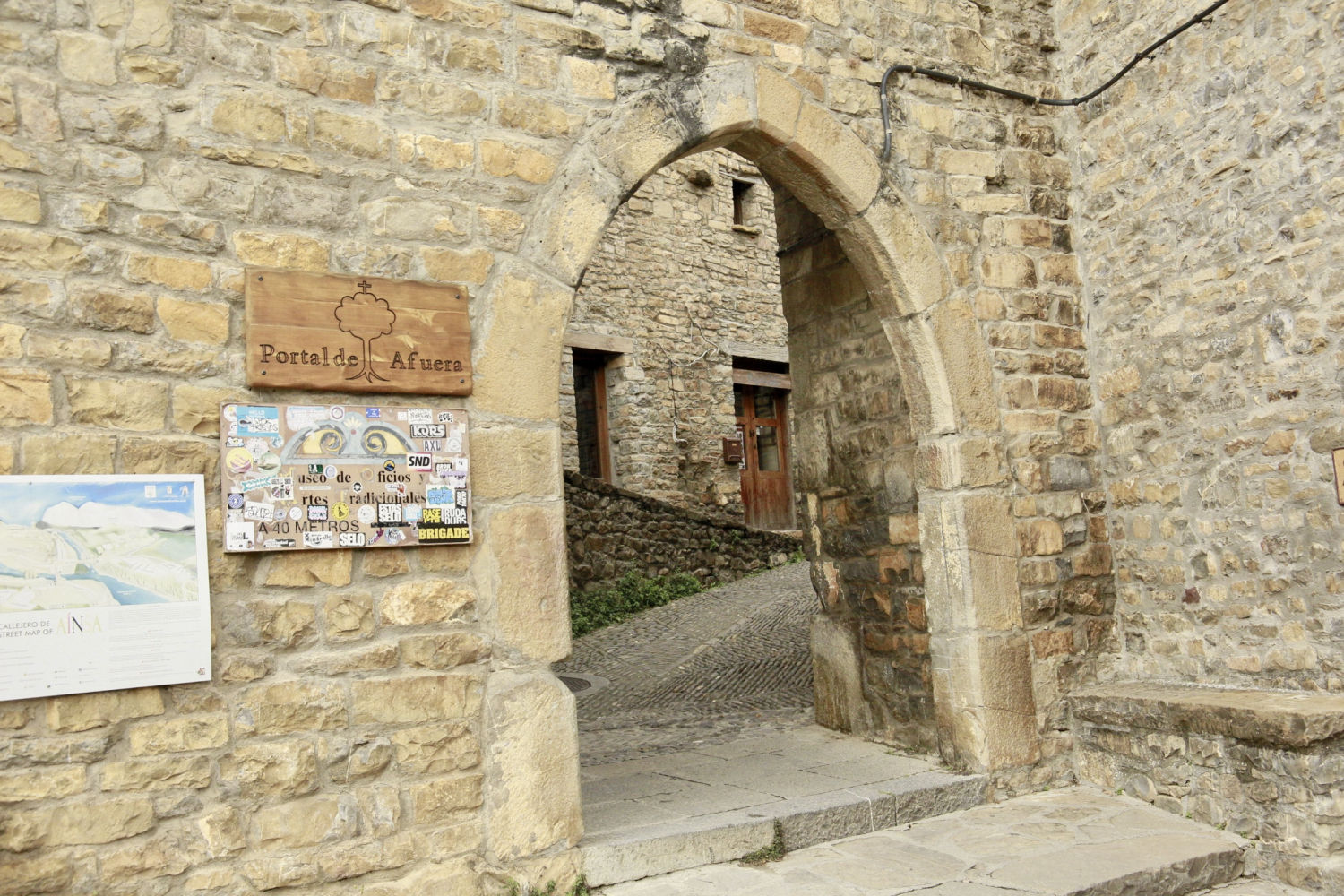 Portal de Aínsa.