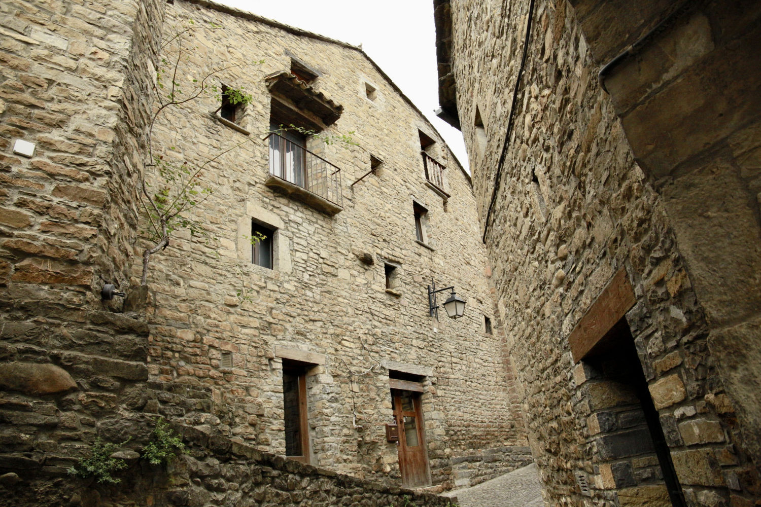 Explorando las calles de Aínsa.