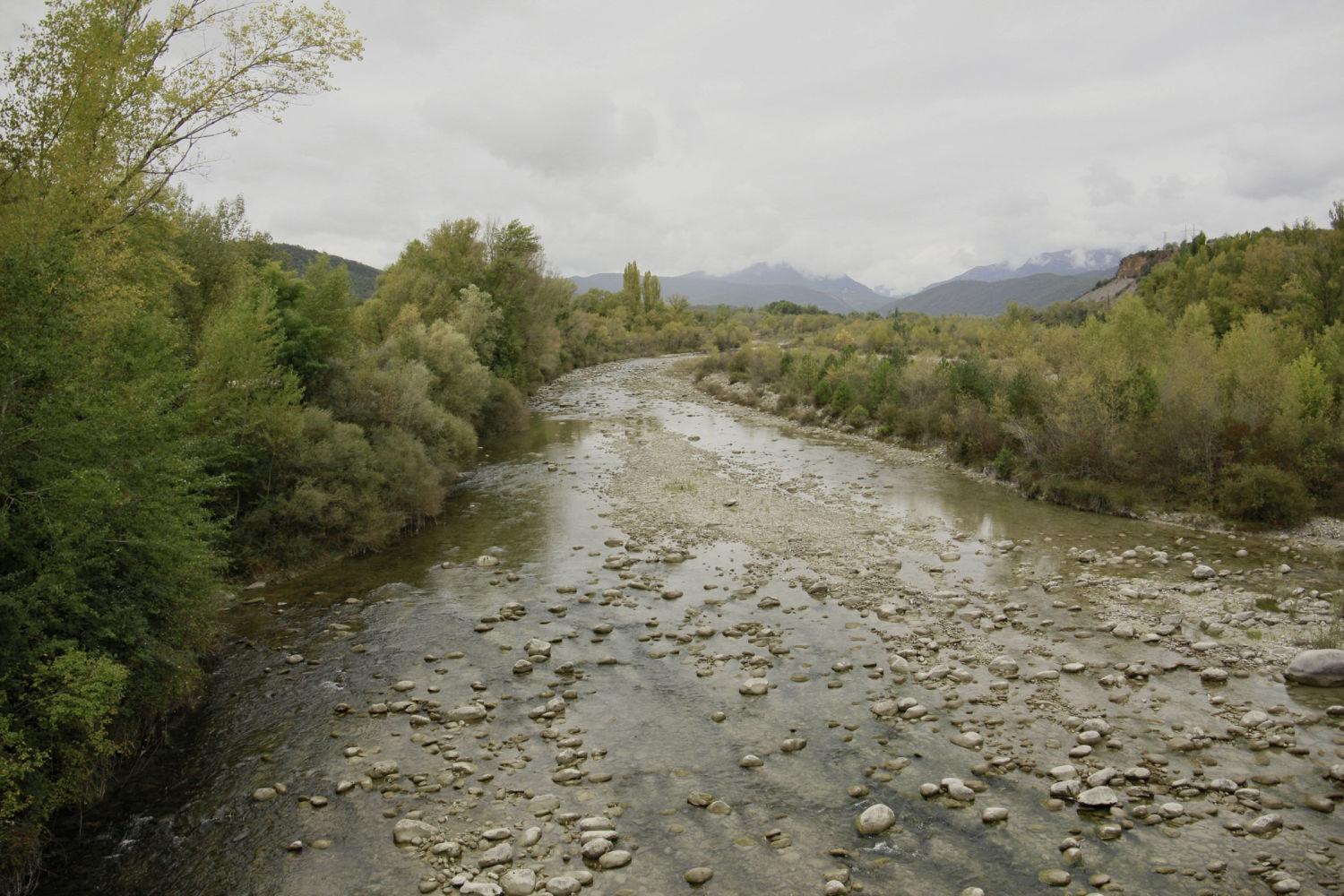 El río circunda Aínsa.