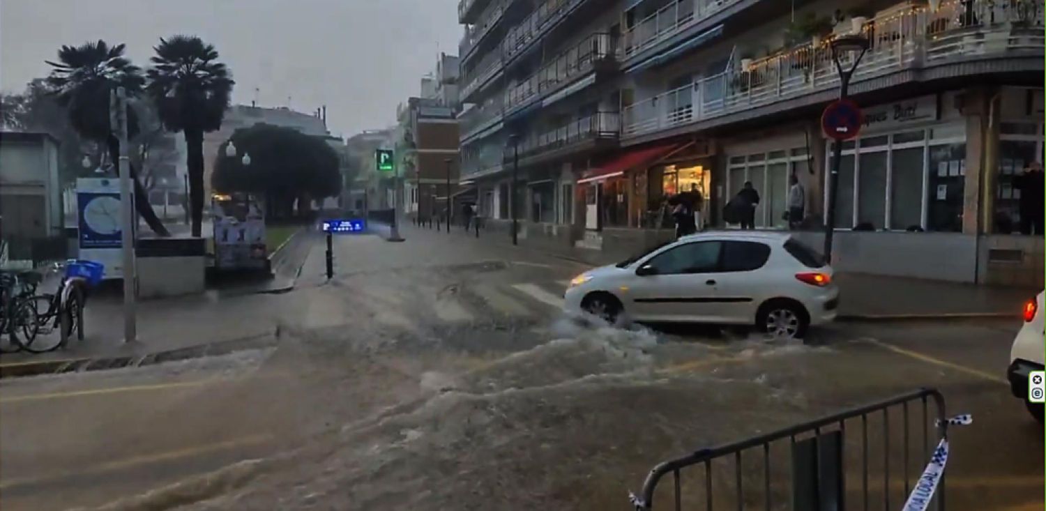 Calles anegadas en Sitges. (Twitter)