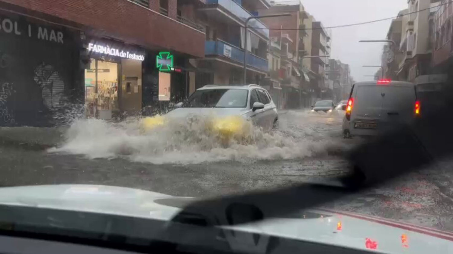 Un vehículo capta el estado de las calles de Castelldefels la mañana de este lunes
