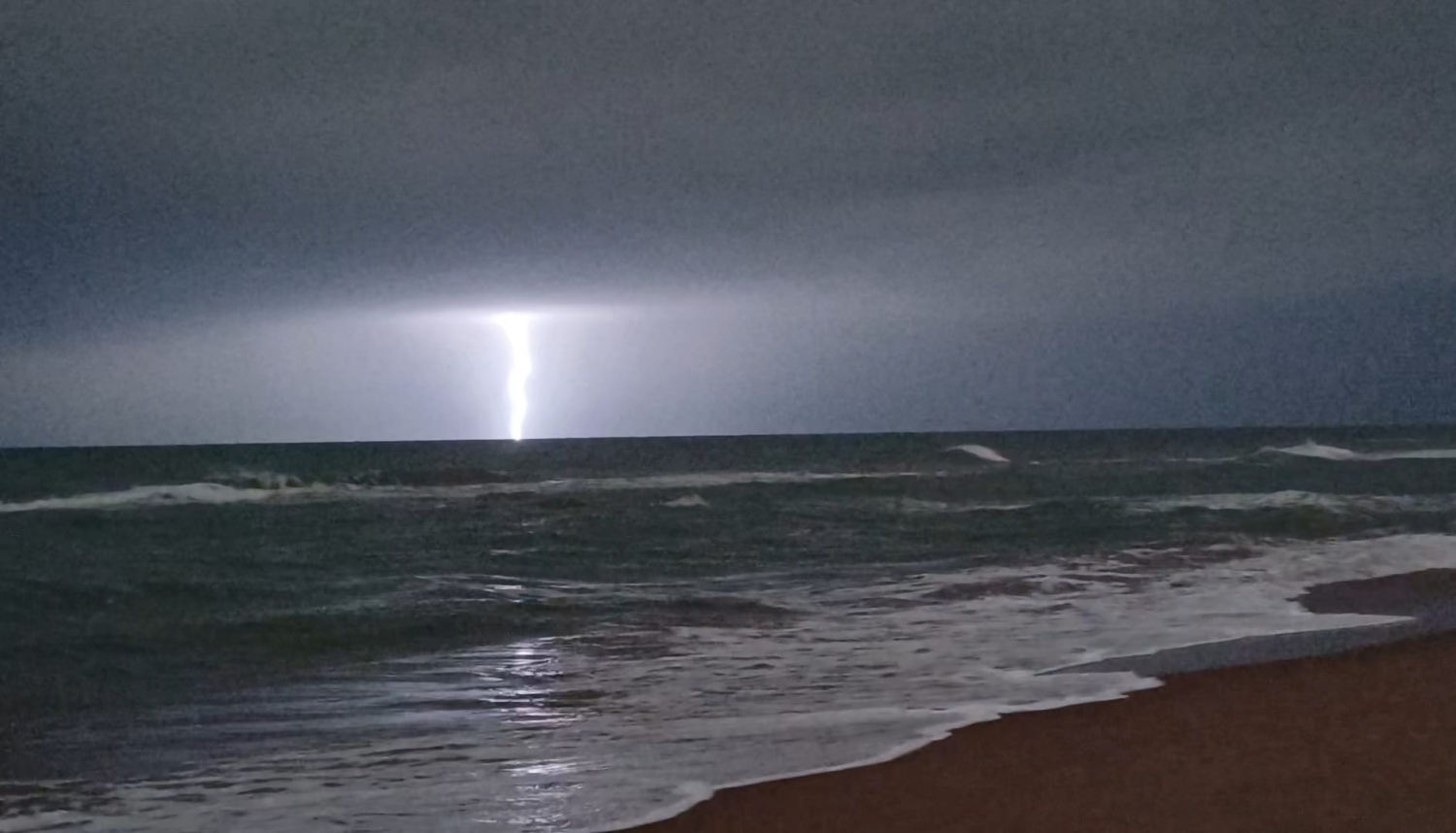 Tormenta eléctrica en el mar frente a la costa de Gavà.