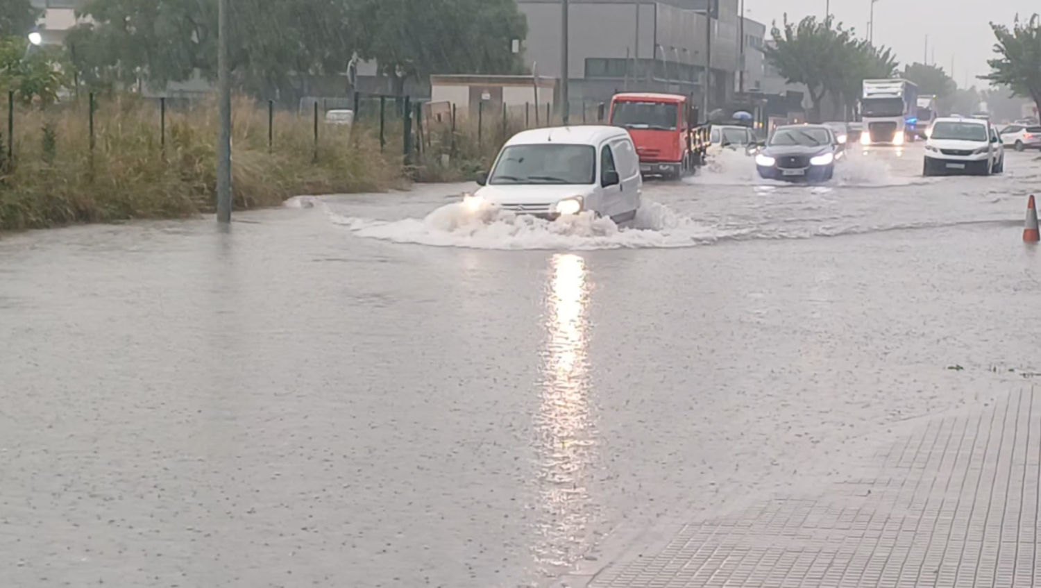 Carretera inundada en Gavà.